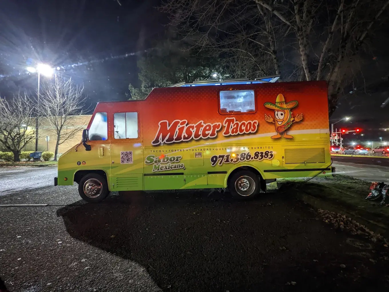 Mister Tacos iluminado de noche en Hillsboro