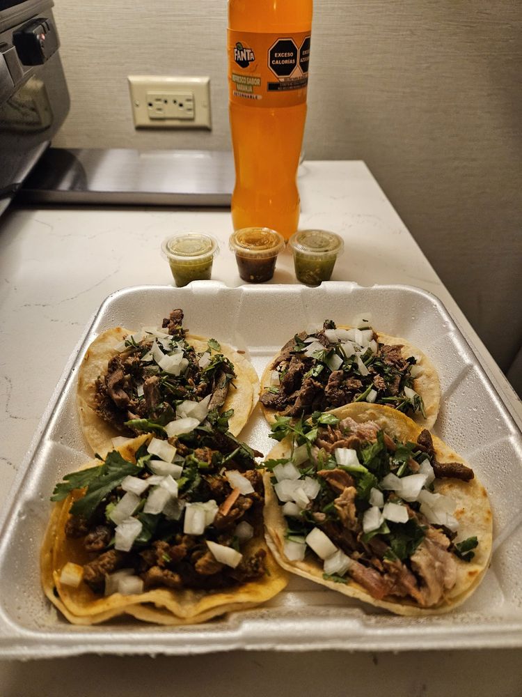 Tacos con una bebida fría